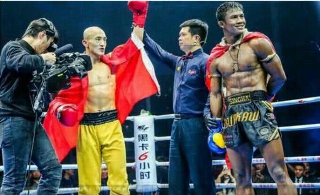 韩飞龙打完徐晓冬，挑战泰拳王播求，实力已经超越了一龙