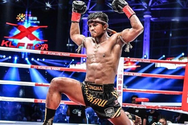 韩飞龙打完徐晓冬，挑战泰拳王播求，实力已经超越了一龙